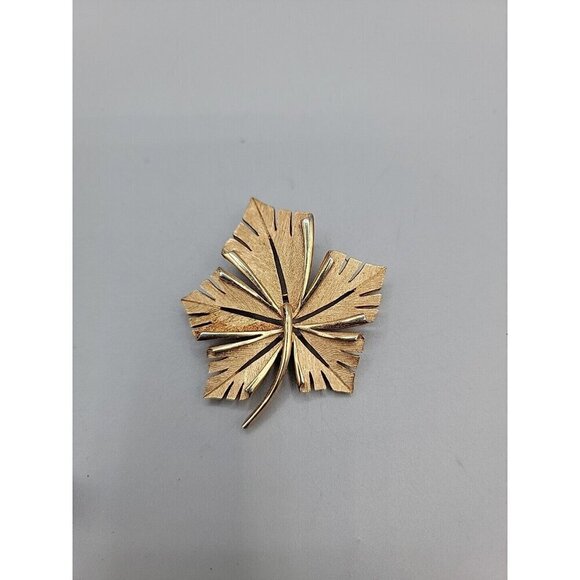 Crown Trifari Maple Leaf Brooch Textured Gold Tone Vintage - Picture 1 of 6